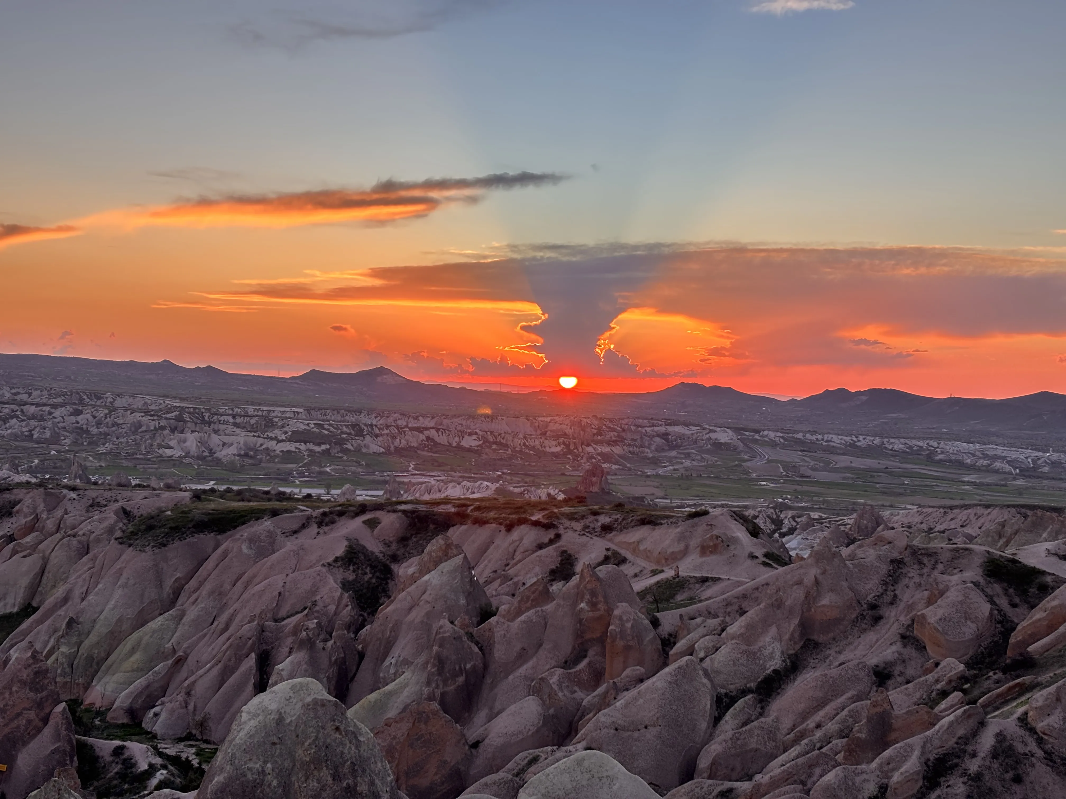 Échos du coucher de soleil en Cappadoce - Photo 1